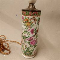 cylinder porcelæns lampefod, sommerfuge blomster dekoreret mange farver gammel kinesisk inspireret bordlampe